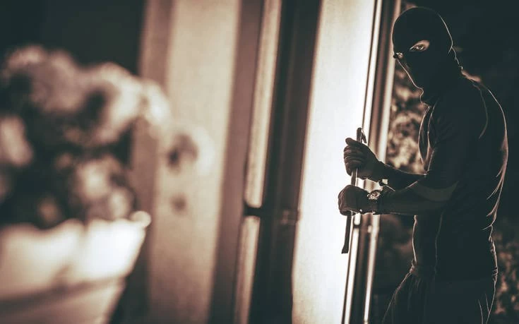 Τρόμος στα Χανιά: «Δράκος» επιτίθεται σε γυναίκες σε εισόδους πολυκατοικιών